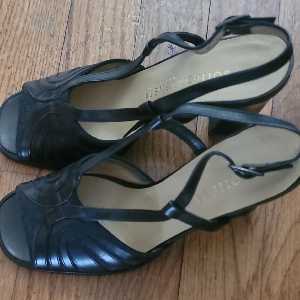 Bottega Veneta Black Heeled Shoes with Sleek Design - Picture 3 of 7